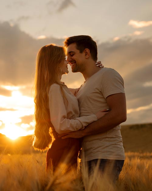 Coppia felice in un campo di grano